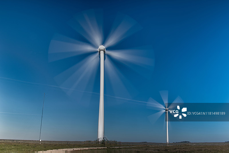 内布拉斯加州20号高速公路沿线的两台风力涡轮机长时间曝光图片素材
