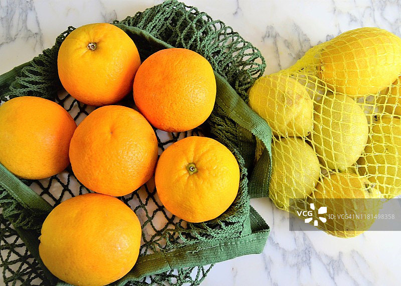 可重复使用购物袋中的橙子和柠檬图片素材