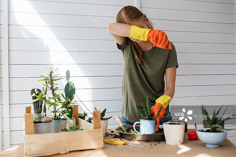 女植物学家在创作中擦汗图片素材