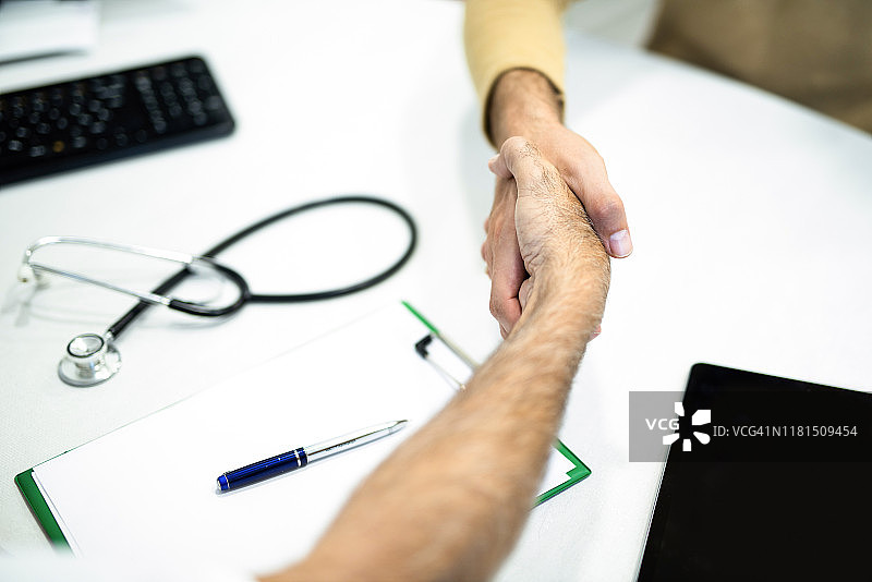患者与医生握手特写图片素材