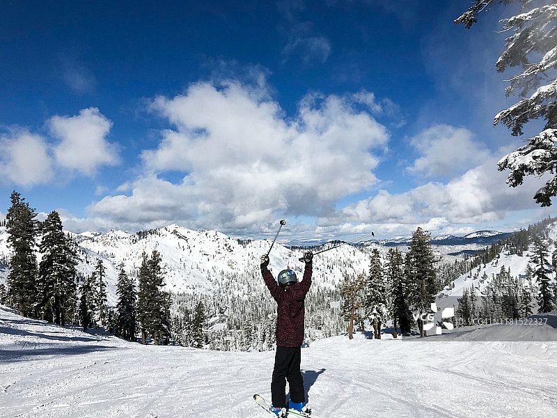 滑雪者在美丽山上的刺激体验图片素材