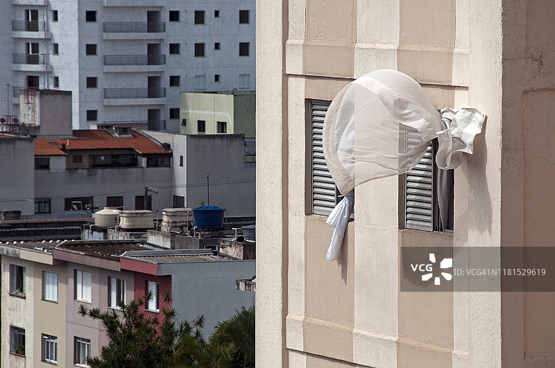 飘出窗外的窗帘图片素材