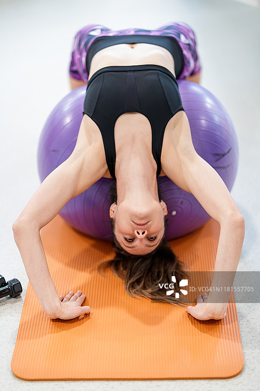 在健身球上倒立图片素材