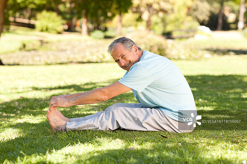 中年男人在公园里做伸展运动图片素材
