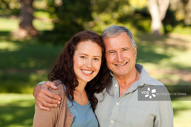 与公公在公园里的女人图片素材