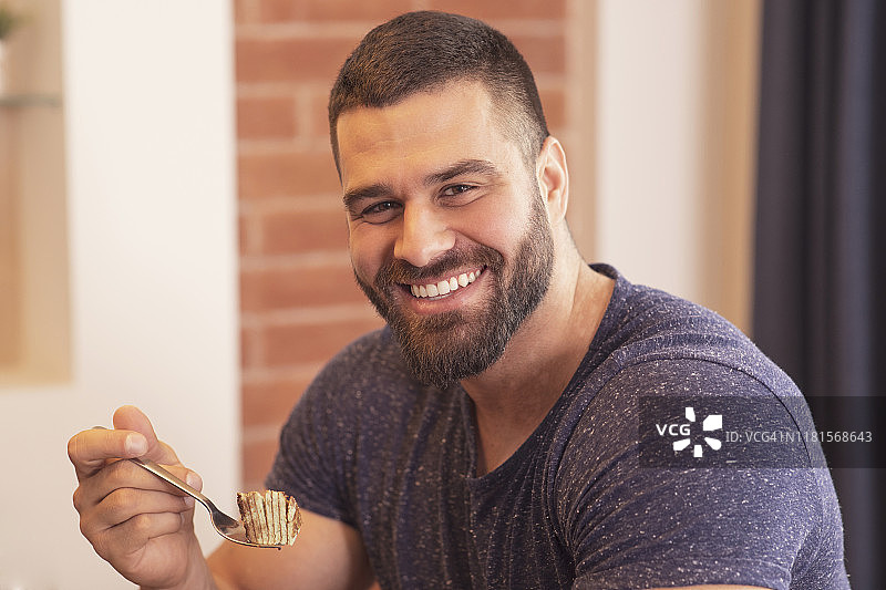 年轻男人享用蛋糕甜点图片素材