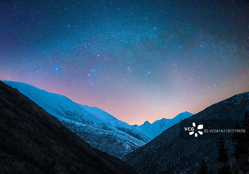 雪山之上的星空图片素材