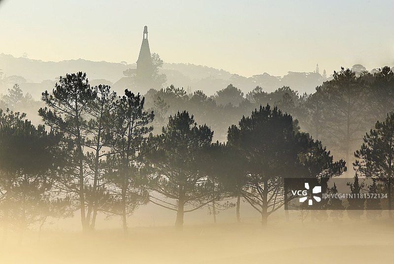 晨雾中的大叻耶尔辛高中景观图片素材