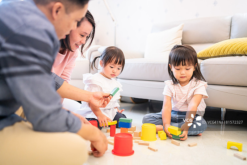 亚洲家庭在家玩玩具积木图片素材