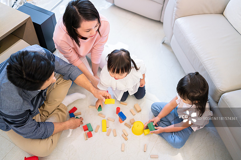 亚洲家庭在家玩玩具积木图片素材