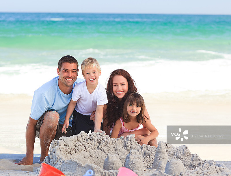在海滩上容光焕发的家庭图片素材