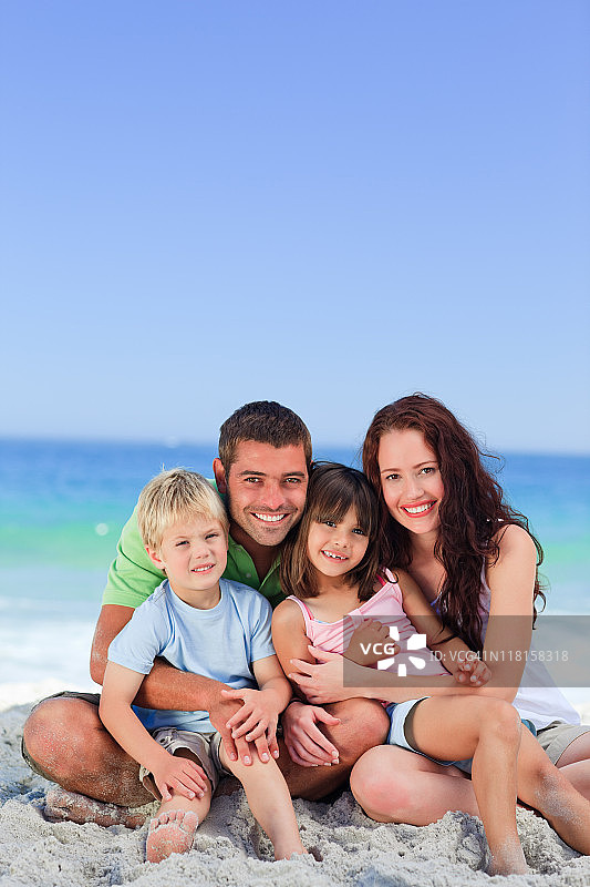 在海滩上的一家人的肖像图片素材