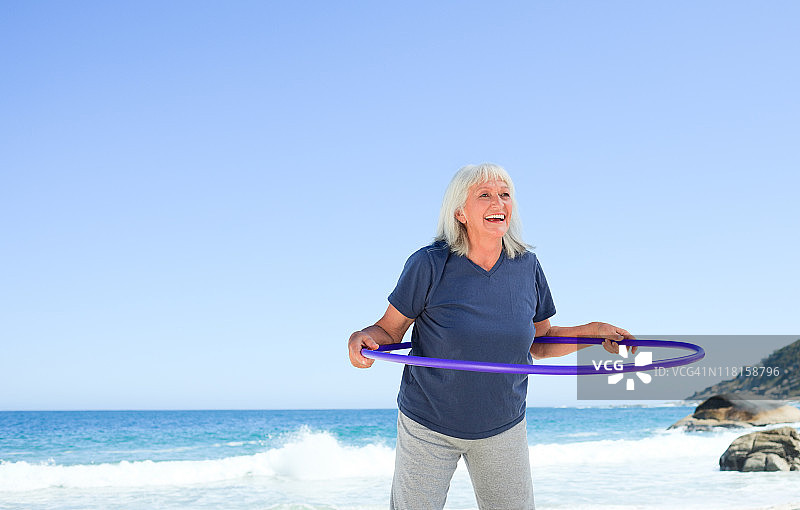 玩呼啦圈的老年妇女图片素材