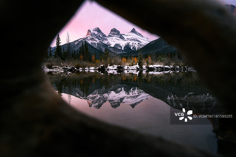 加拿大阿尔伯塔省坎莫尔三姐妹山图片素材