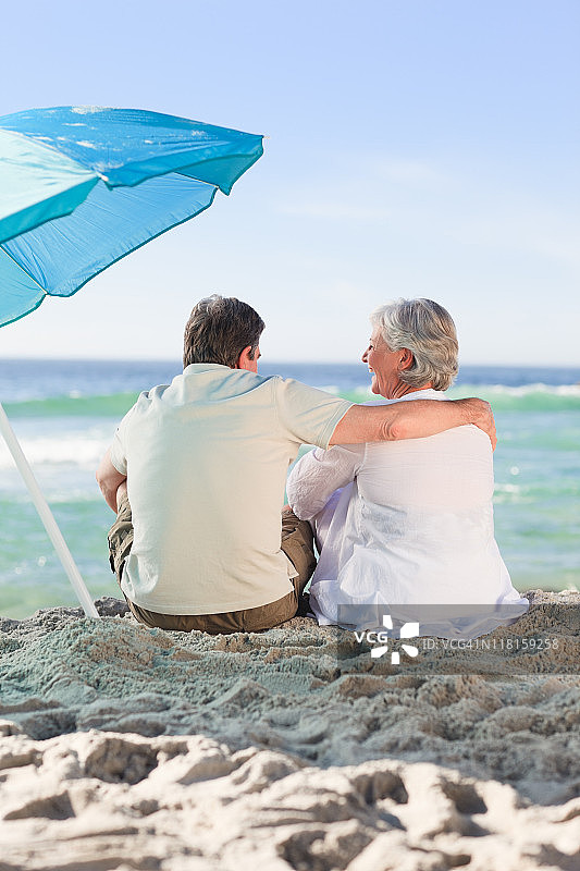 老年夫妇正在看海图片素材