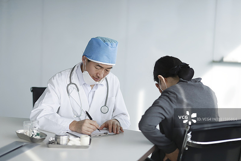 医生在办公室检查病人头痛图片素材