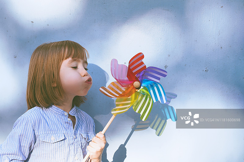 儿童与风车玩具图片素材