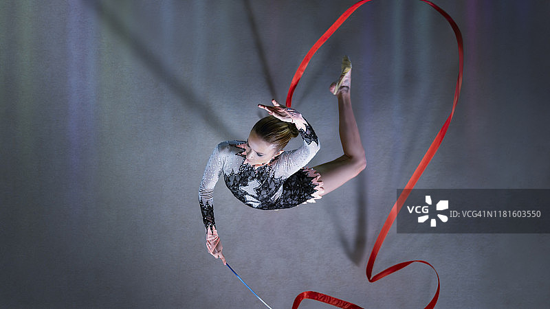 体操运动员表演彩带操图片素材