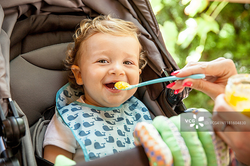 喜爱他的婴儿食品图片素材