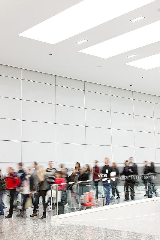 室内行走的人群，社会问题图片素材