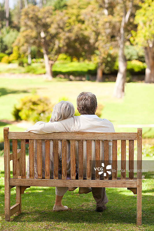 长椅上的情侣图片素材