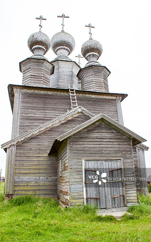 俄罗斯沃佐戈里村的旧木制圣尼古拉斯教堂图片素材