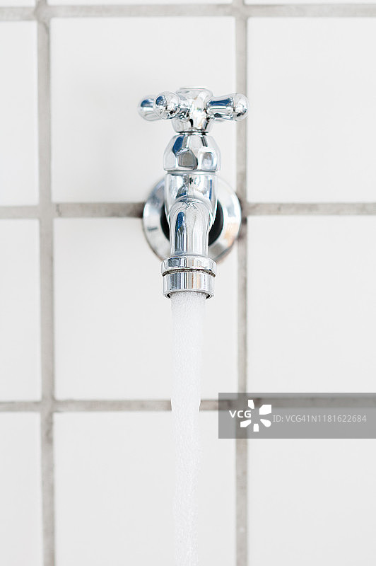 水龙头流水的水资源浪费概念图片素材