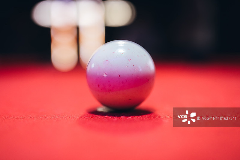 斯诺克台球桌上的母球图片素材
