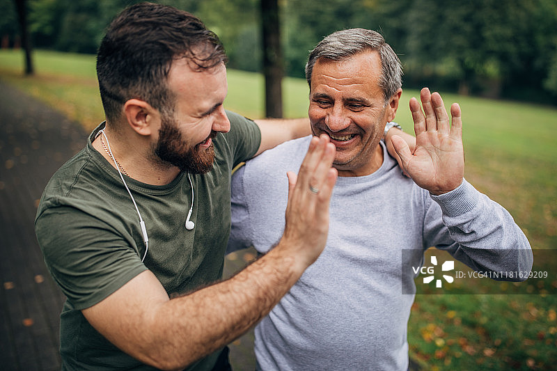 男人和儿子一起在公园锻炼图片素材