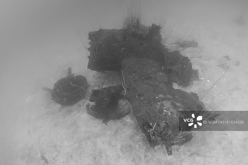 比基尼环礁萨拉托加号航空母舰上的地狱俯冲者二战飞机，马绍尔群岛图片素材