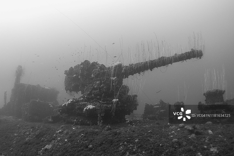 十字路口行动中，位于马绍尔群岛比基尼环礁水下的美国卡莱尔号图片素材