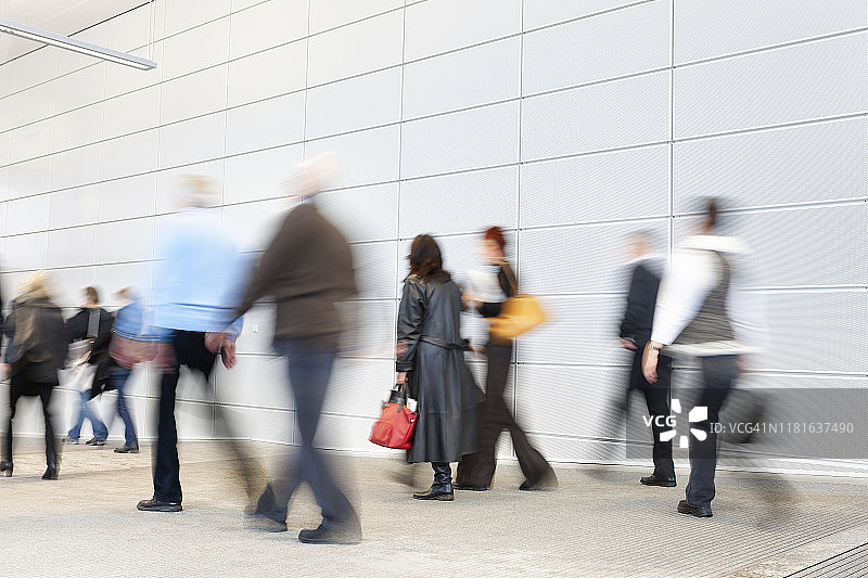 走过白色走廊的商务人士图片素材