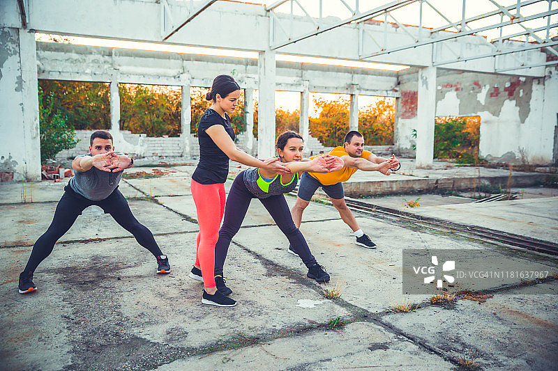 教练示范健身动作图片素材