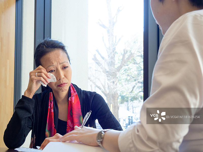 亚洲病人与医生交谈，医疗咨询图片素材