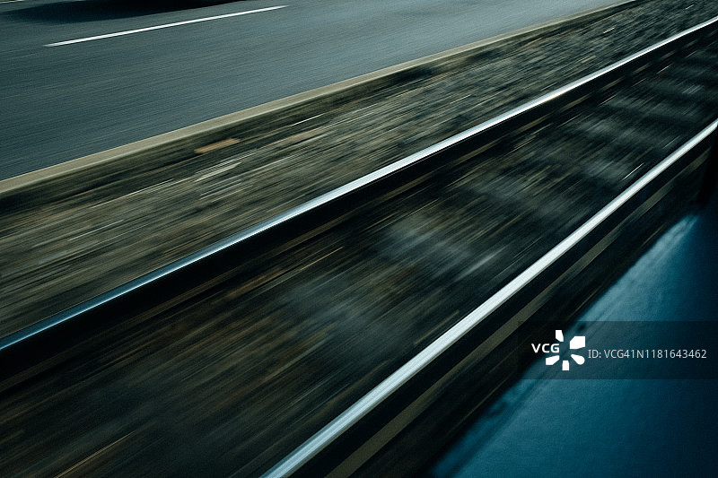 模糊的铁轨——城市街道景象图片素材