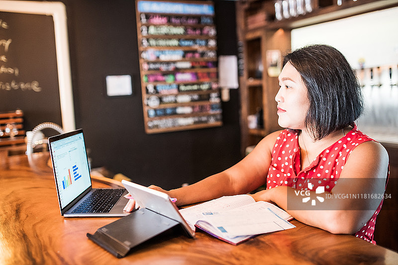 使用技术的小企业主图片素材