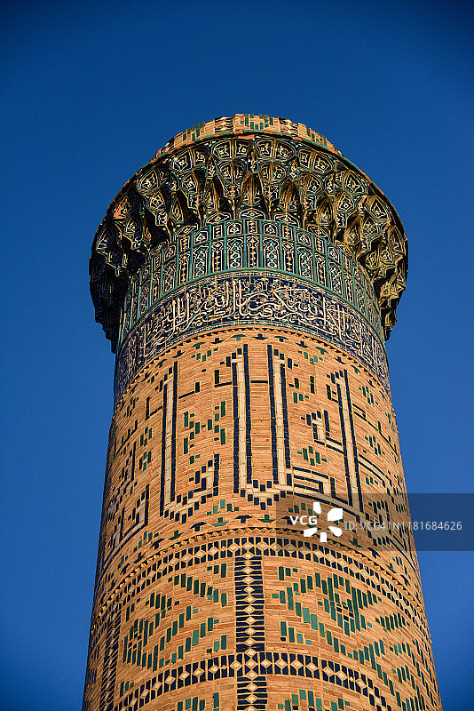 日出时分的比比·哈努姆清真寺宣礼塔图片素材