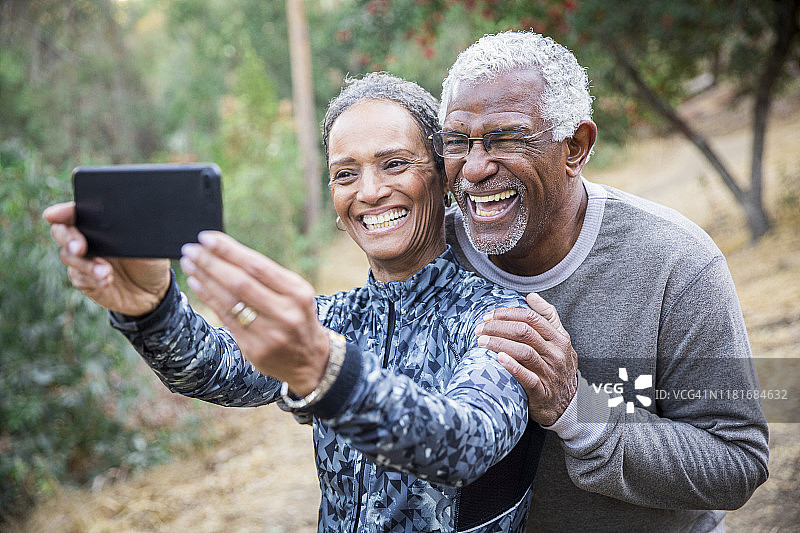 年长的黑人夫妇在锻炼时自拍图片素材