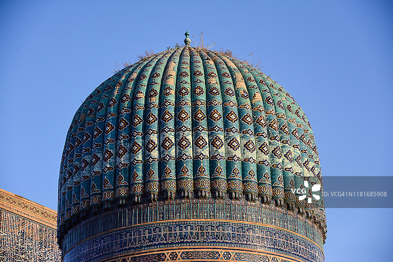 日出时分的比比哈努姆清真寺主穹顶特写图片素材