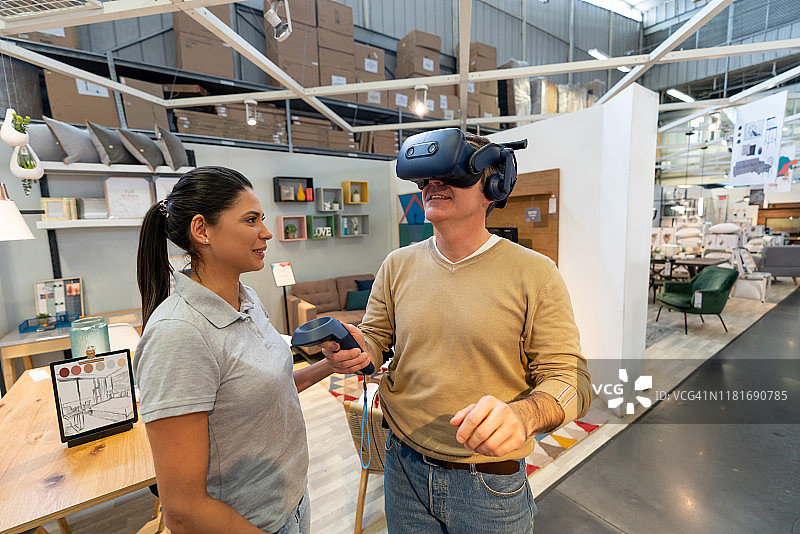 快乐的男顾客在家具店体验VR虚拟导览图片素材