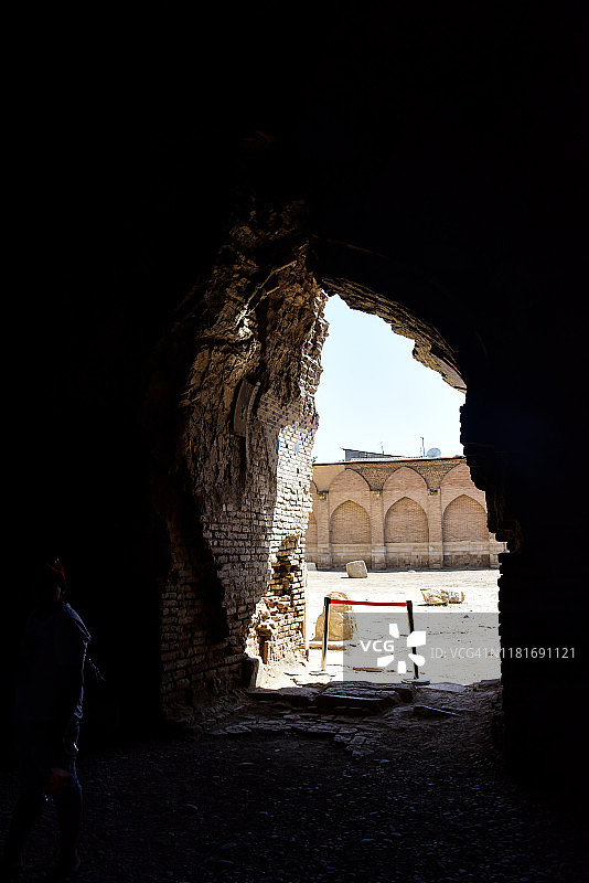从比比·哈努姆清真寺的内部废墟向外看图片素材