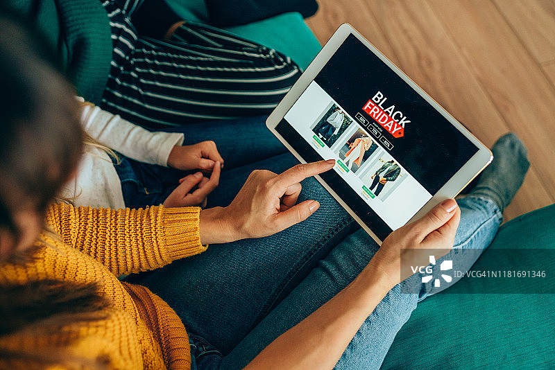 一家人在黑色星期五购物图片素材