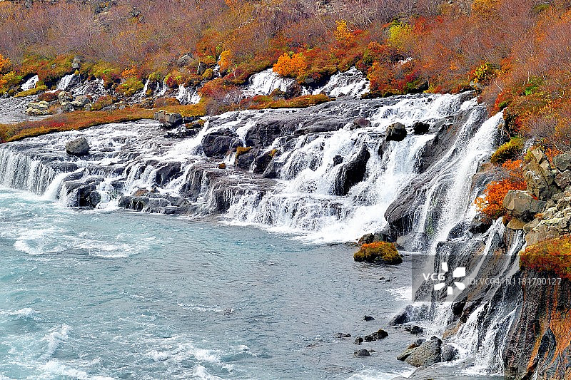 秋季的流动瀑布图片素材