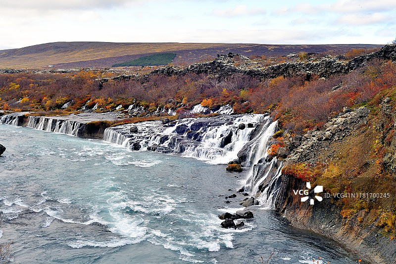 秋季的流动瀑布图片素材