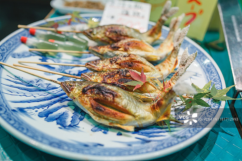京都锦市场日式街头小吃烤鱼图片素材