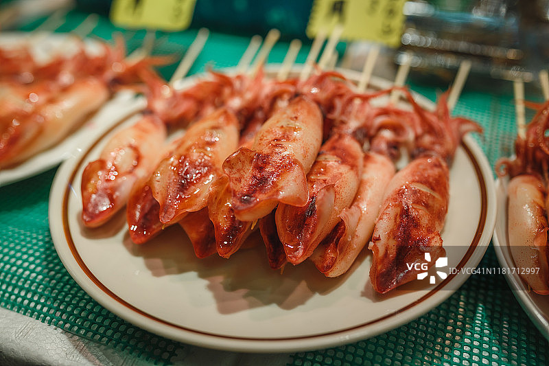 日本街头小吃：京都锦市场烤鱿鱼图片素材