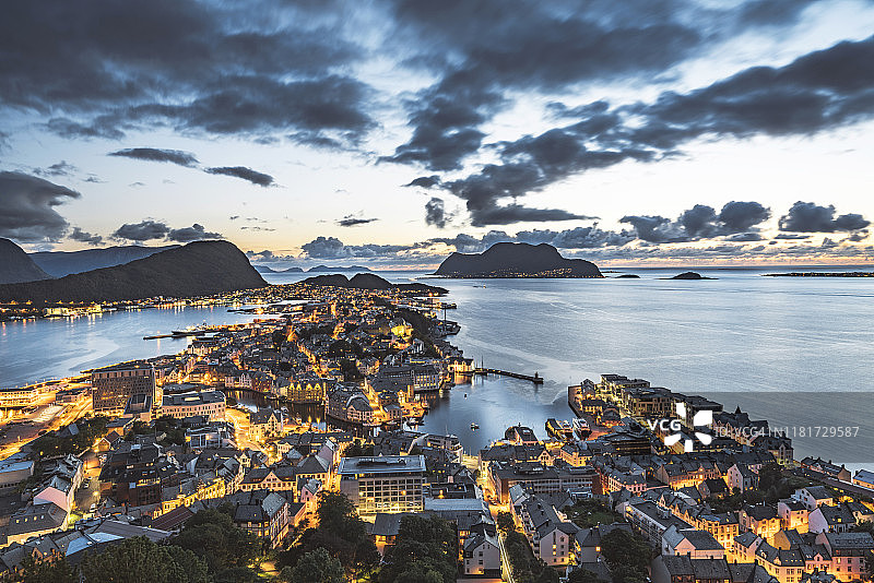 从阿克斯拉山俯瞰夜幕下的奥勒松图片素材