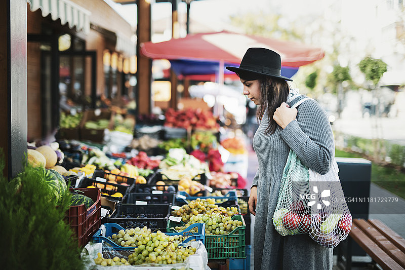 女人购买水果和蔬菜图片素材