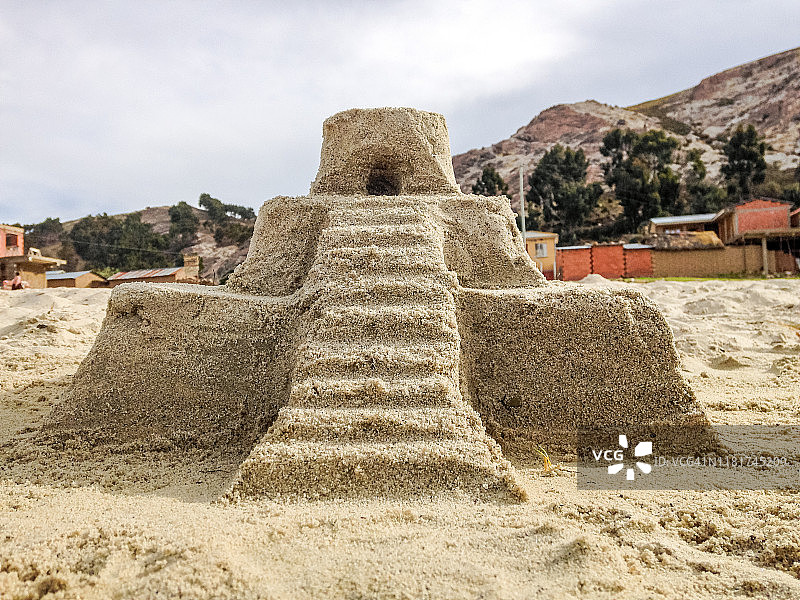 太阳岛（Isla del Sol）海滩上用沙子建造的玛雅神庙图片素材