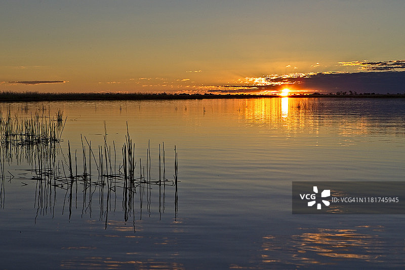 奥卡万戈三角洲水上日落图片素材